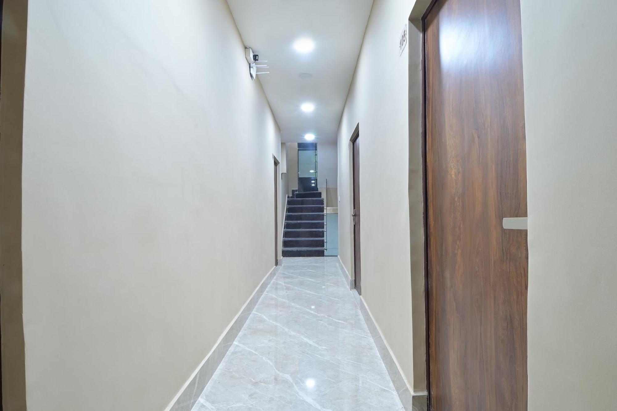 Chowdhry Tourist Lodge - New Delhi Railway Station - 2 Minutes Walk エクステリア 写真