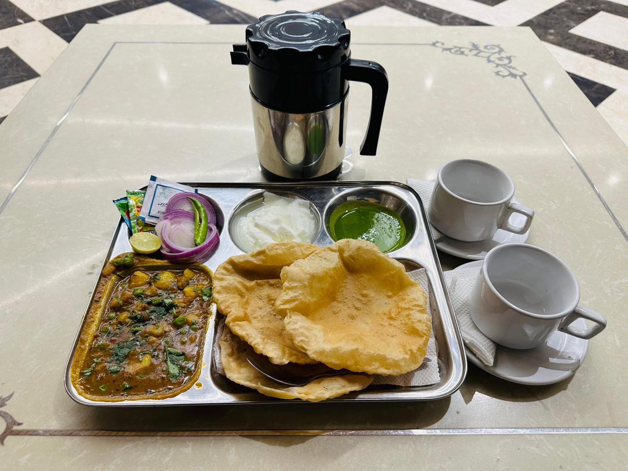 Chowdhry Tourist Lodge - New Delhi Railway Station - 2 Minutes Walk エクステリア 写真