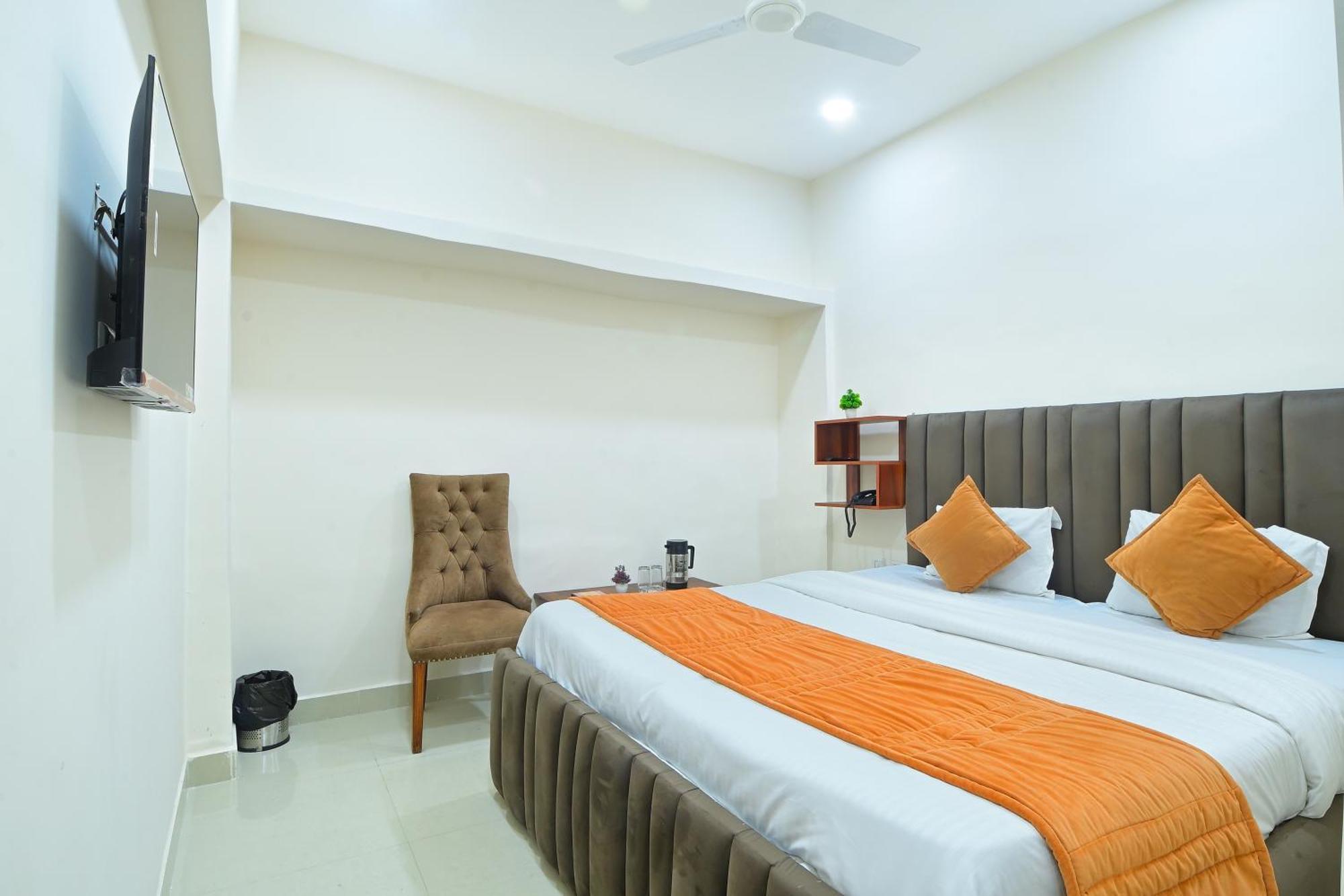 Chowdhry Tourist Lodge - New Delhi Railway Station - 2 Minutes Walk エクステリア 写真