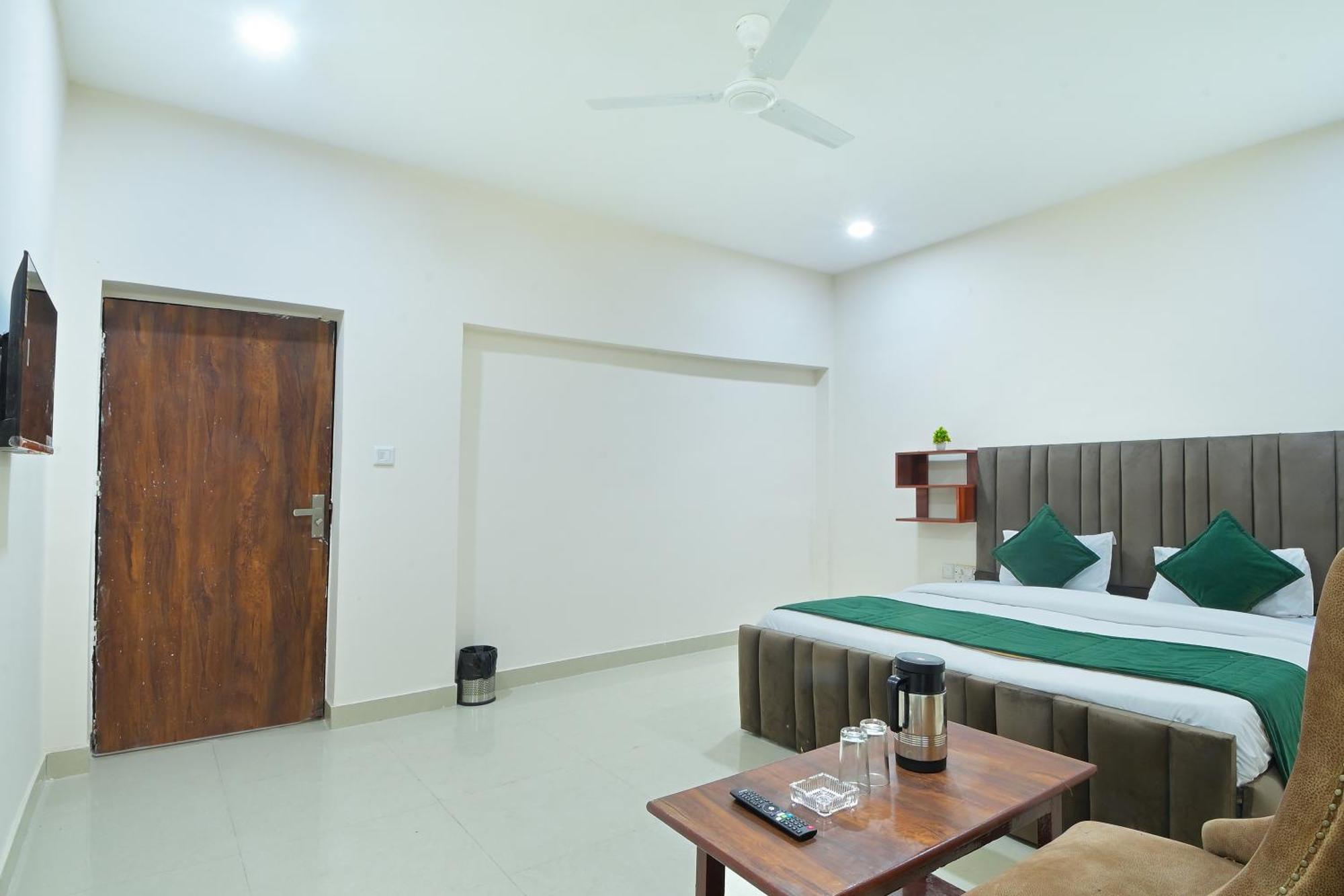 Chowdhry Tourist Lodge - New Delhi Railway Station - 2 Minutes Walk エクステリア 写真