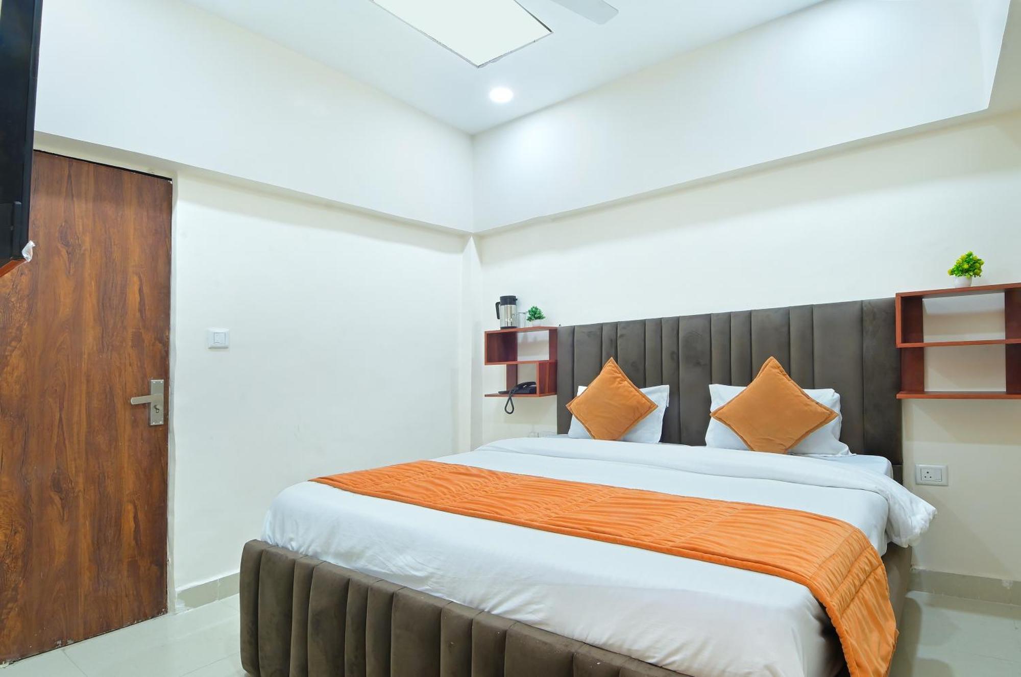 Chowdhry Tourist Lodge - New Delhi Railway Station - 2 Minutes Walk エクステリア 写真