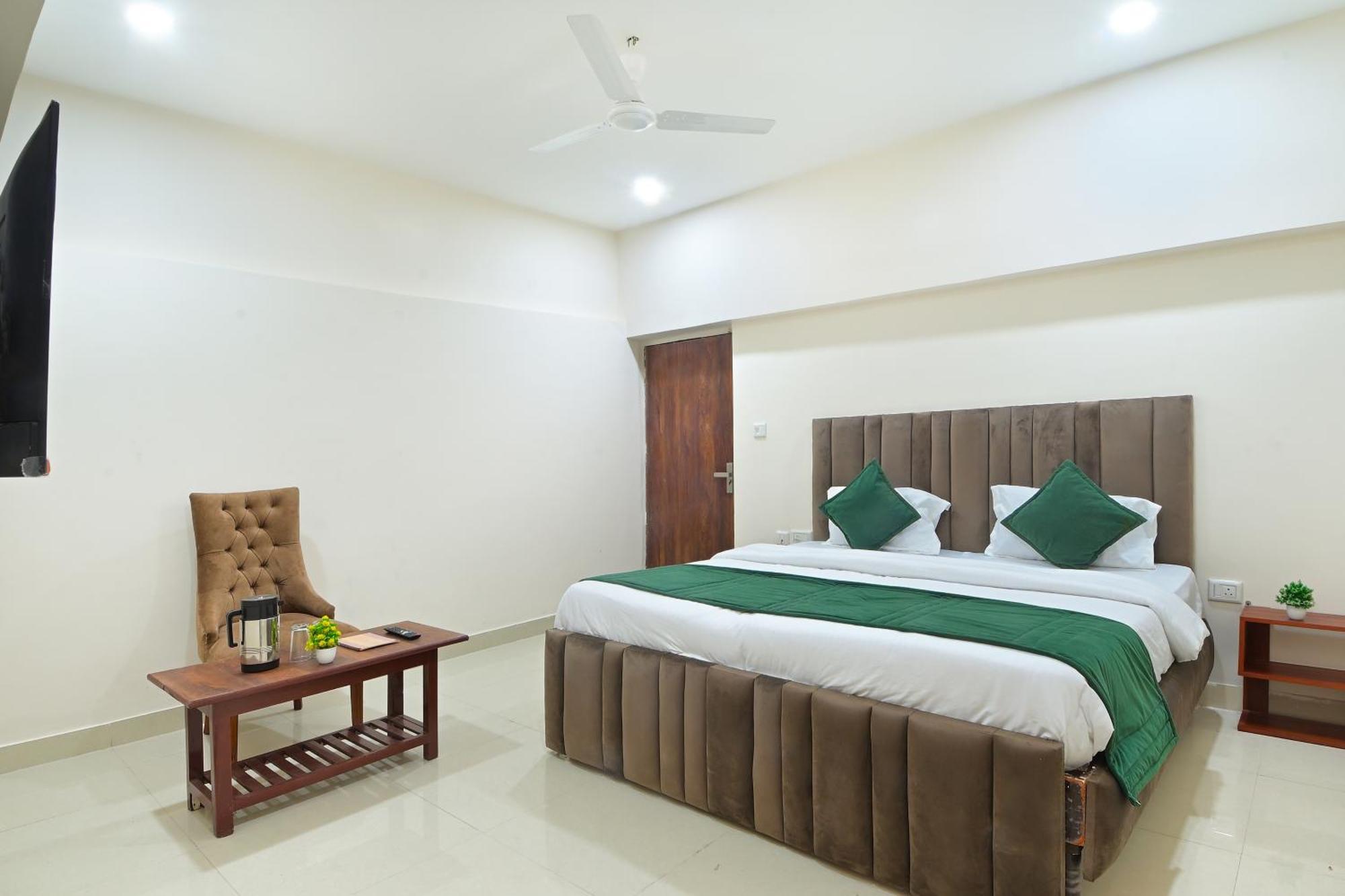 Chowdhry Tourist Lodge - New Delhi Railway Station - 2 Minutes Walk エクステリア 写真