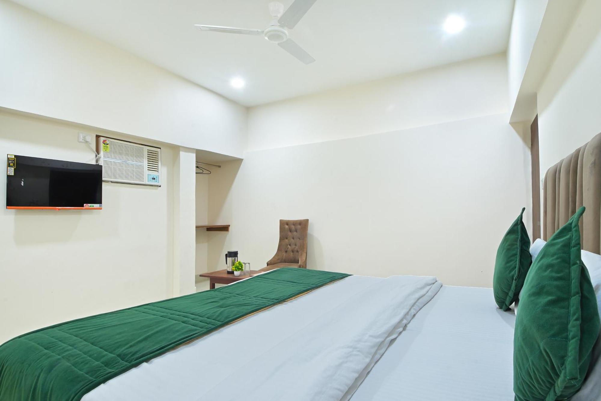 Chowdhry Tourist Lodge - New Delhi Railway Station - 2 Minutes Walk エクステリア 写真